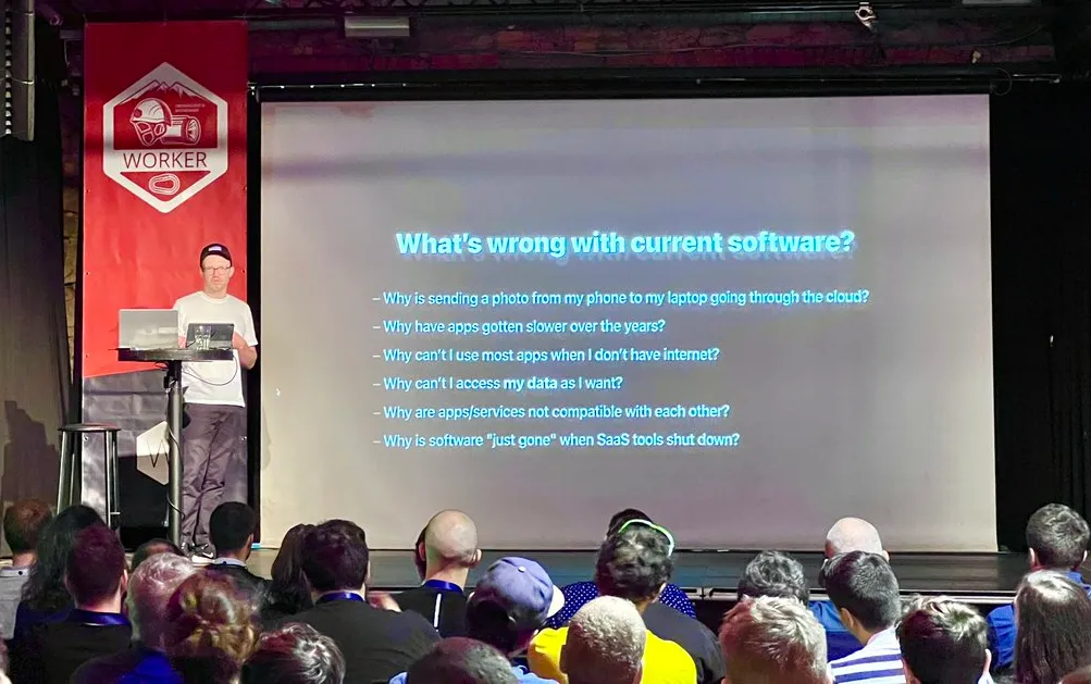 Johannes Schickling en Worker Conf 2022 (foto por @TejasKumar)